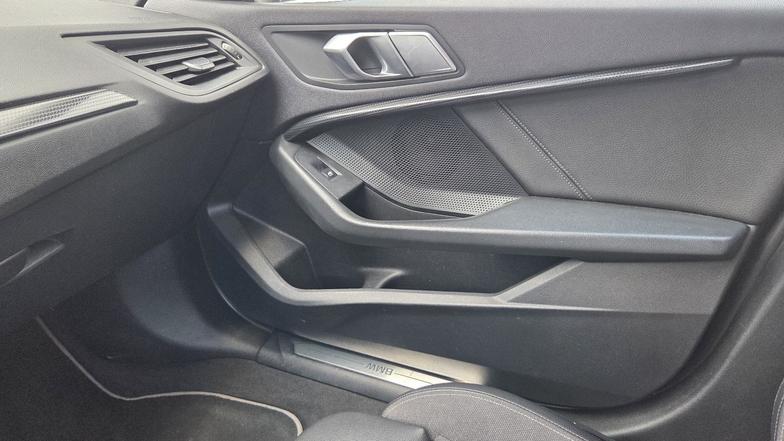 BMW serija 1 118i Automatik Sport Line * Nije uvoz * 61.150 km *, fotografija 12
