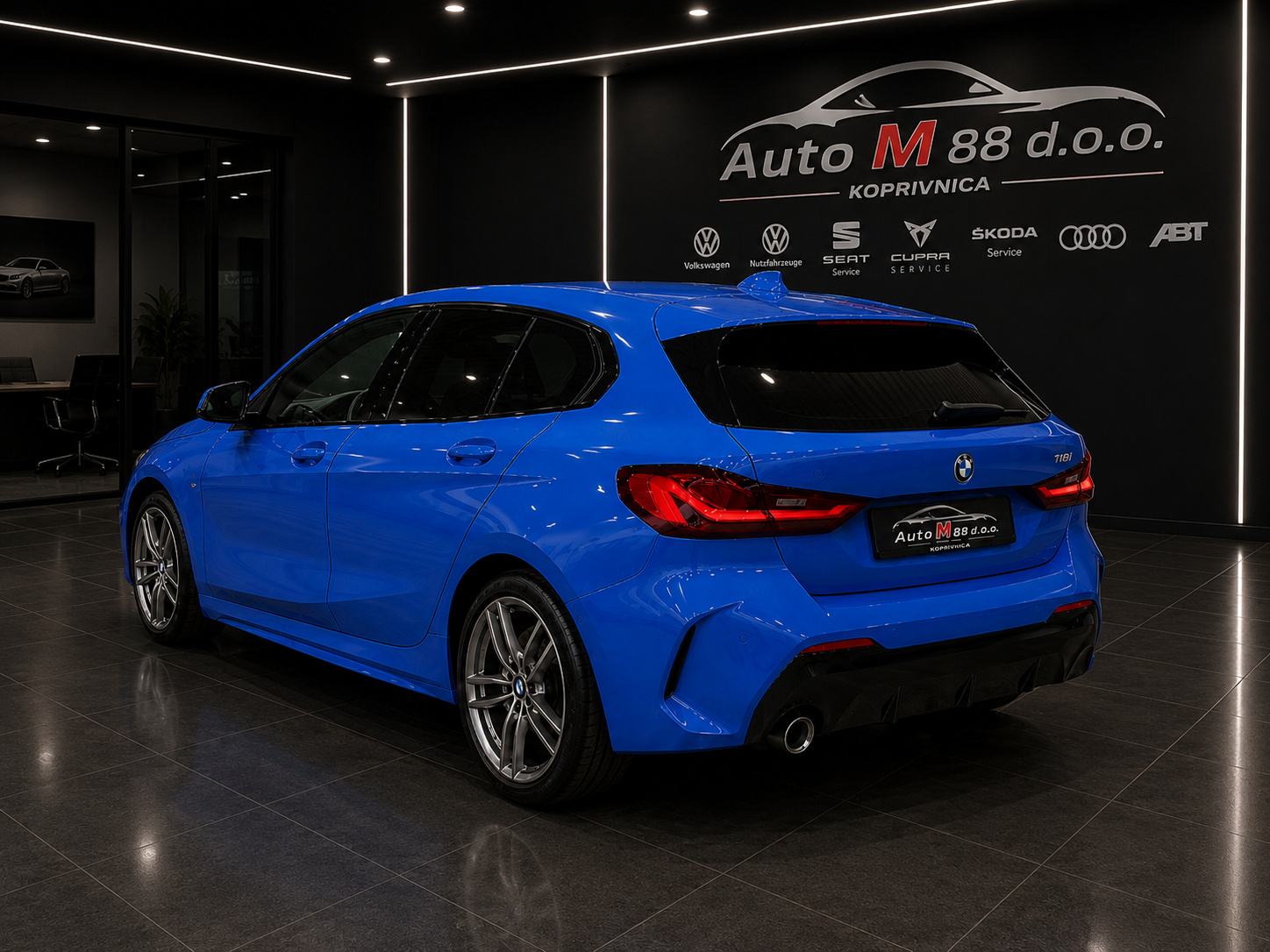 BMW 118i⭐️M Sport Paket⭐️ADAPTIVNI LED⭐️NAVI⭐️SLUŽBENO VOZILO BMW-A⭐️, fotografija 2
