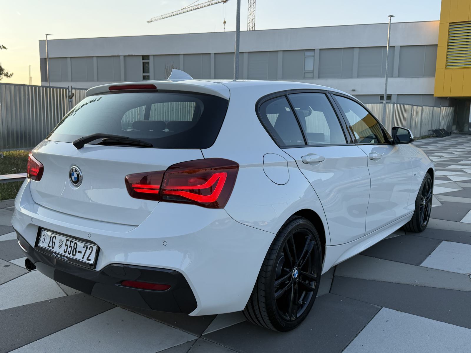 BMW serija 1 118i LCI2 M PAKET VIRTUAL SHADOWLINE NAVI LED ALCANTARA, fotografija 4
