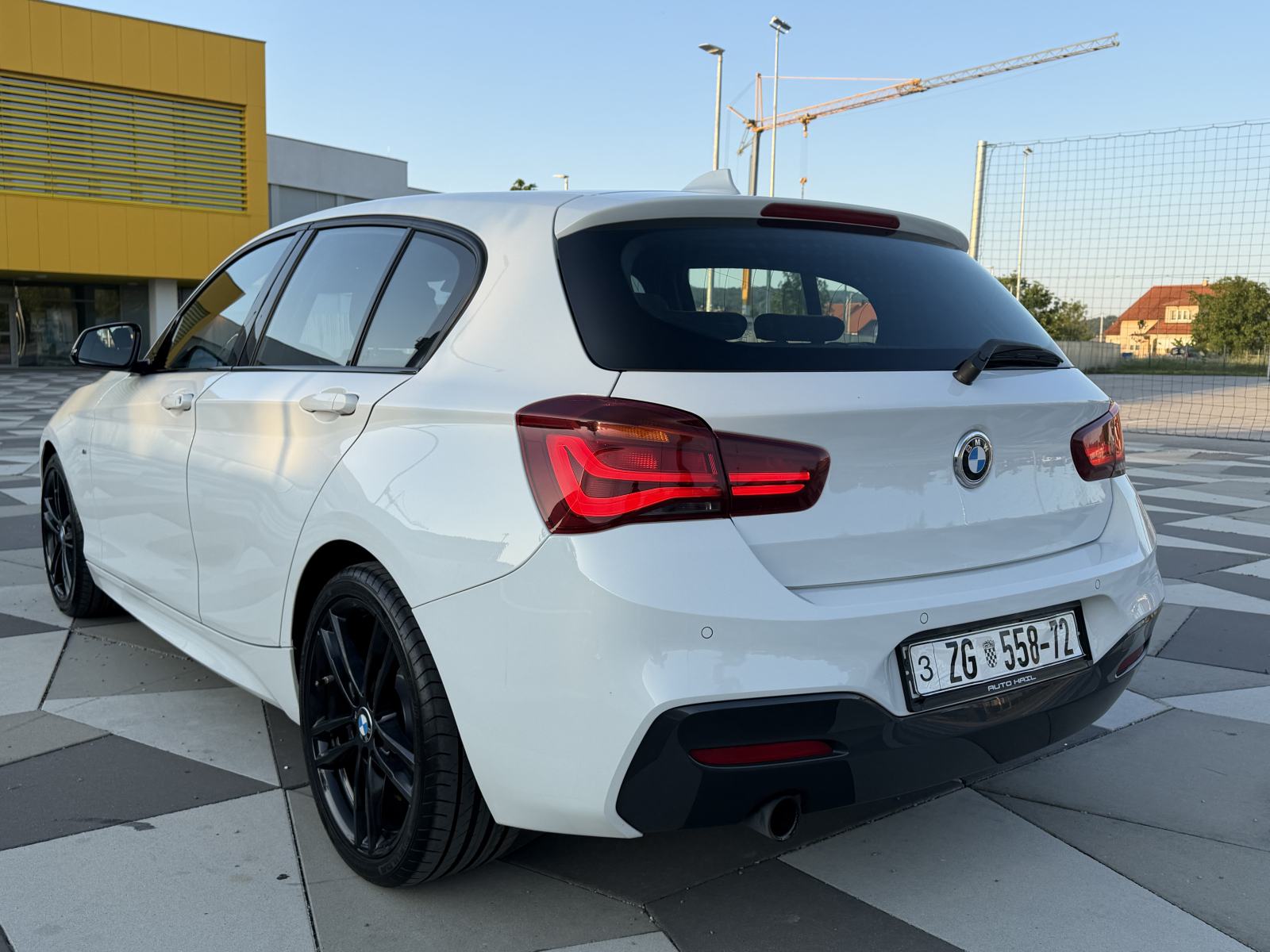 BMW serija 1 118i LCI2 M PAKET VIRTUAL SHADOWLINE NAVI LED ALCANTARA, fotografija 6