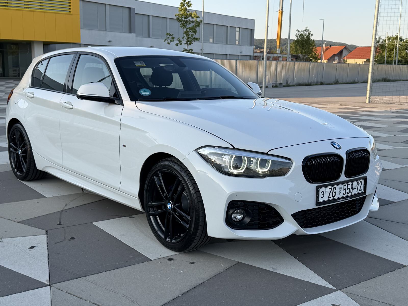 BMW serija 1 118i LCI2 M PAKET VIRTUAL SHADOWLINE NAVI LED ALCANTARA, fotografija 3