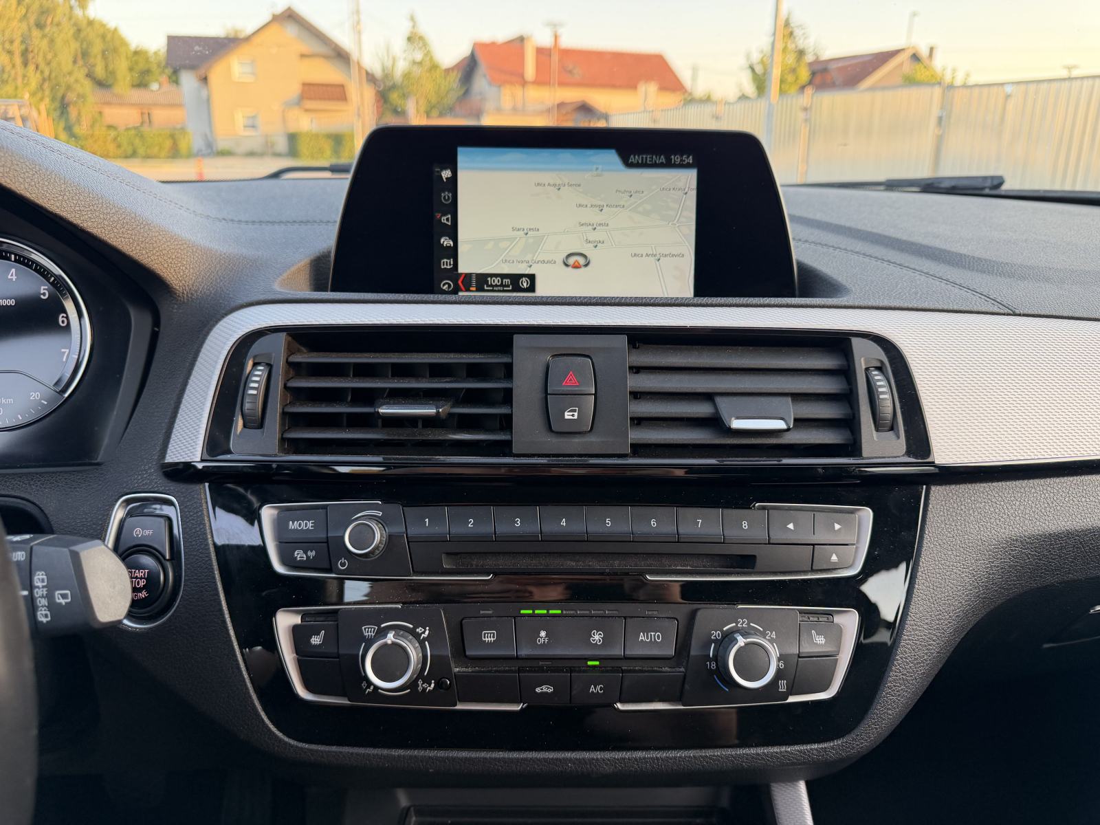 BMW serija 1 118i LCI2 M PAKET VIRTUAL SHADOWLINE NAVI LED ALCANTARA, fotografija 16