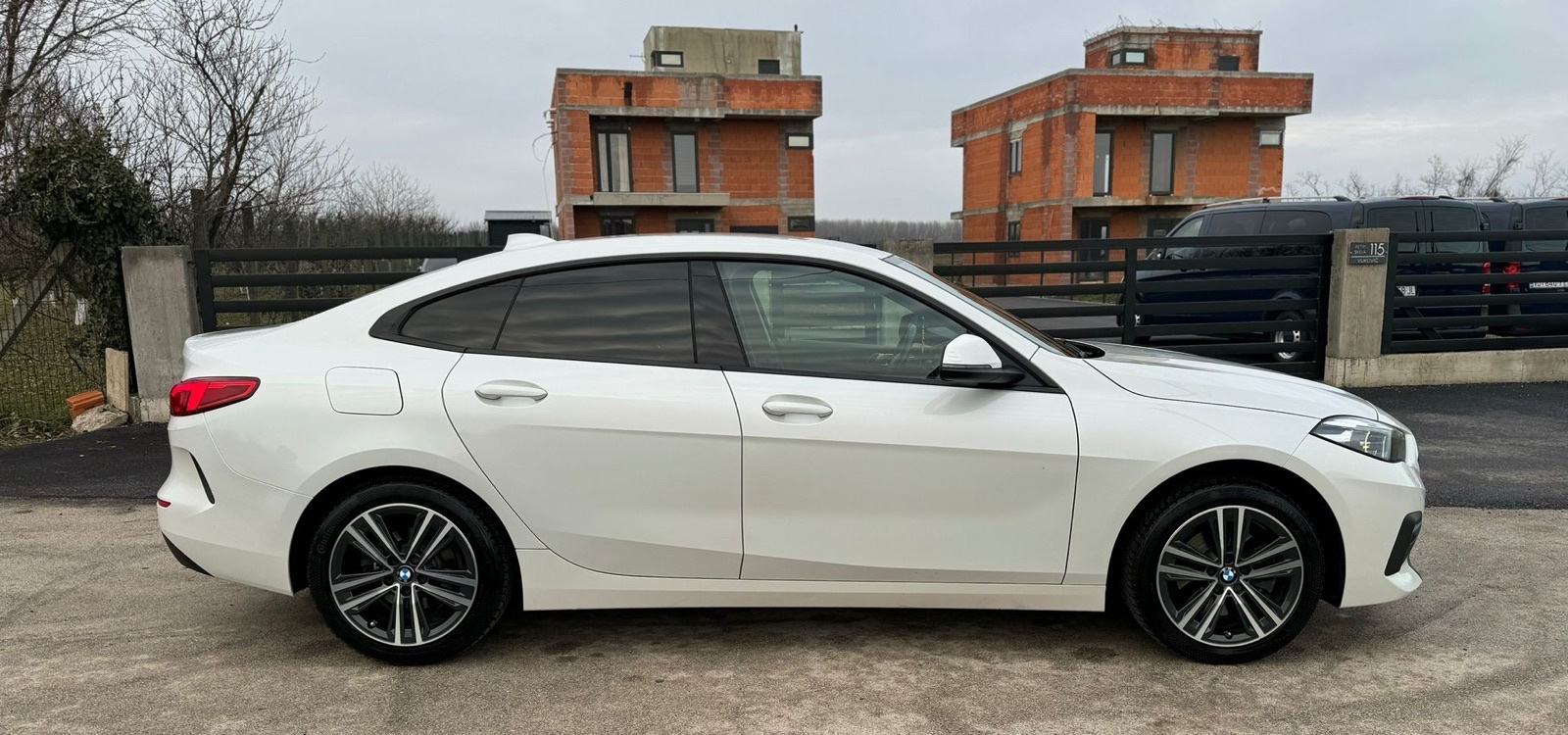 BMW serija 2 216d automatik, fotografija 4