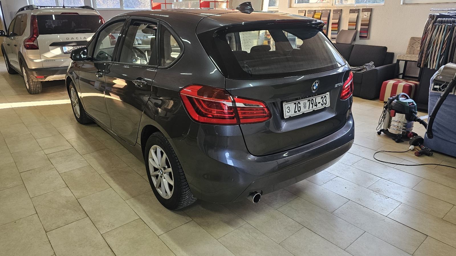 BMW serija 2 Automatik 218d top stanje, fotografija 2