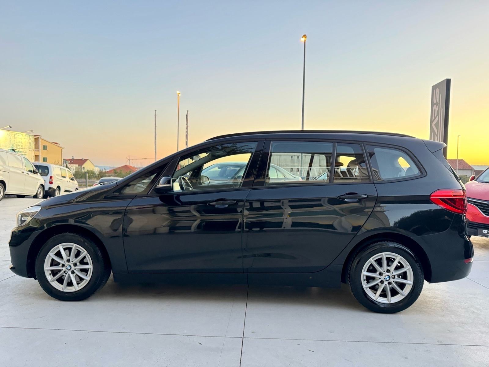 BMW serija 2 GranTourer 218d AUTOMATIK—7 SJEDALA—AMBIENT—ACC—NAV—2xPDC, fotografija 4