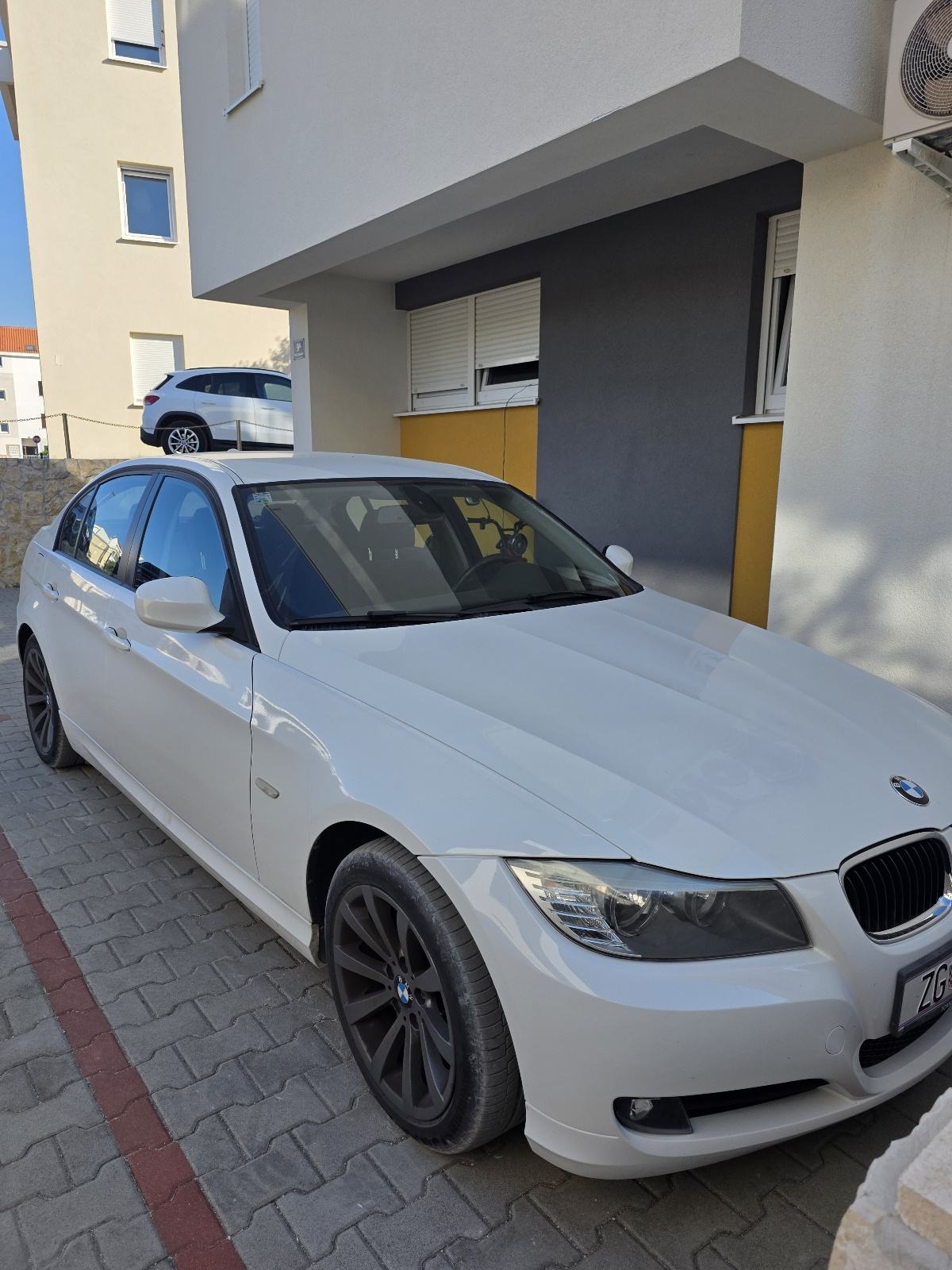 BMW serija 3 318d, 101 tkm, prvi vlasnik, fotografija 3