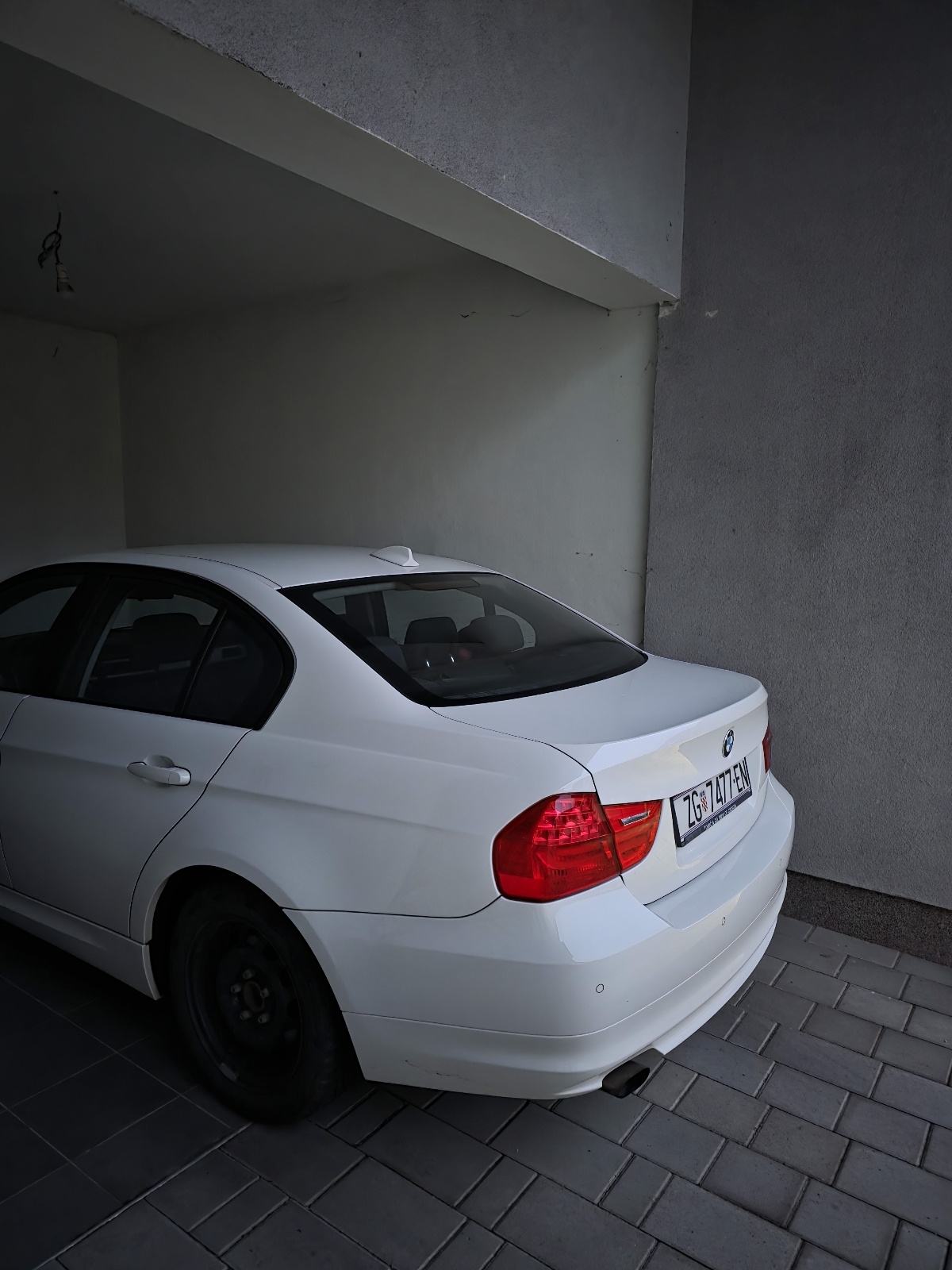 BMW serija 3 318d, 101 tkm, prvi vlasnik, fotografija 9
