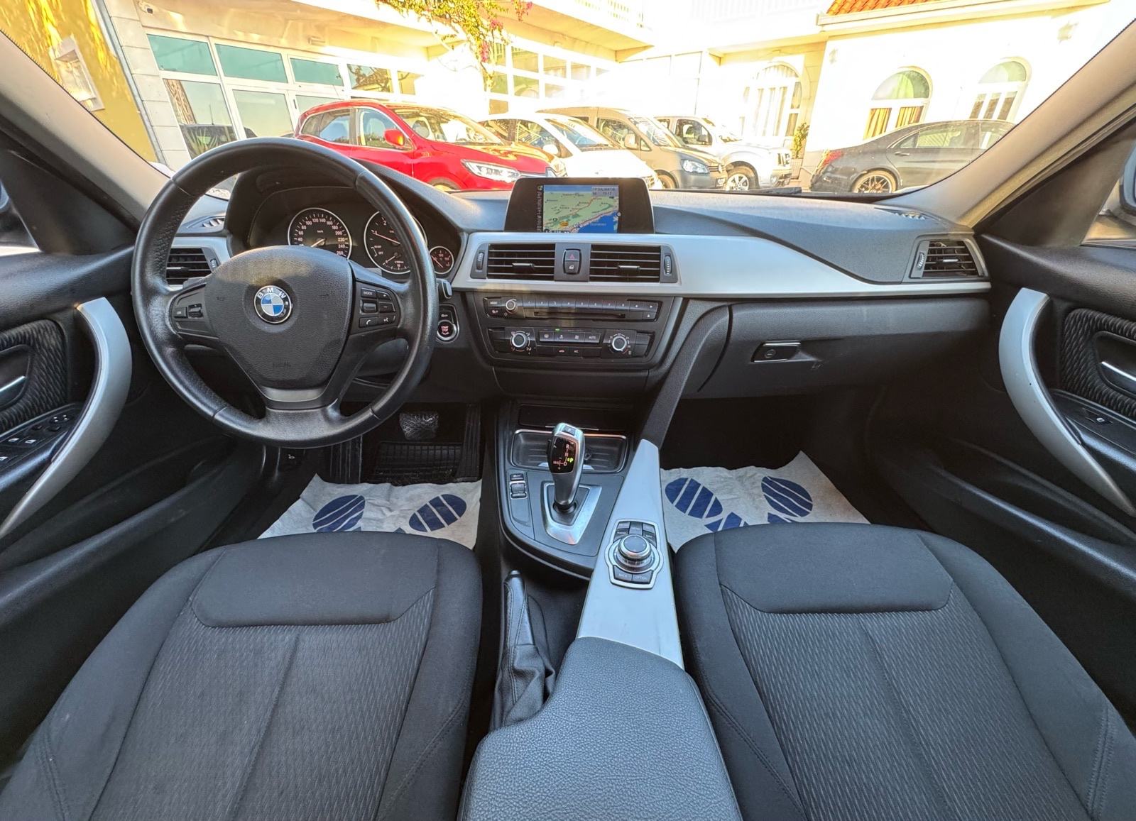 BMW serija 3 318d AUTOMATIK—2015.g—VELIKI SERVIS—REG.GOD.DANA—NAVI—PDC, fotografija 12