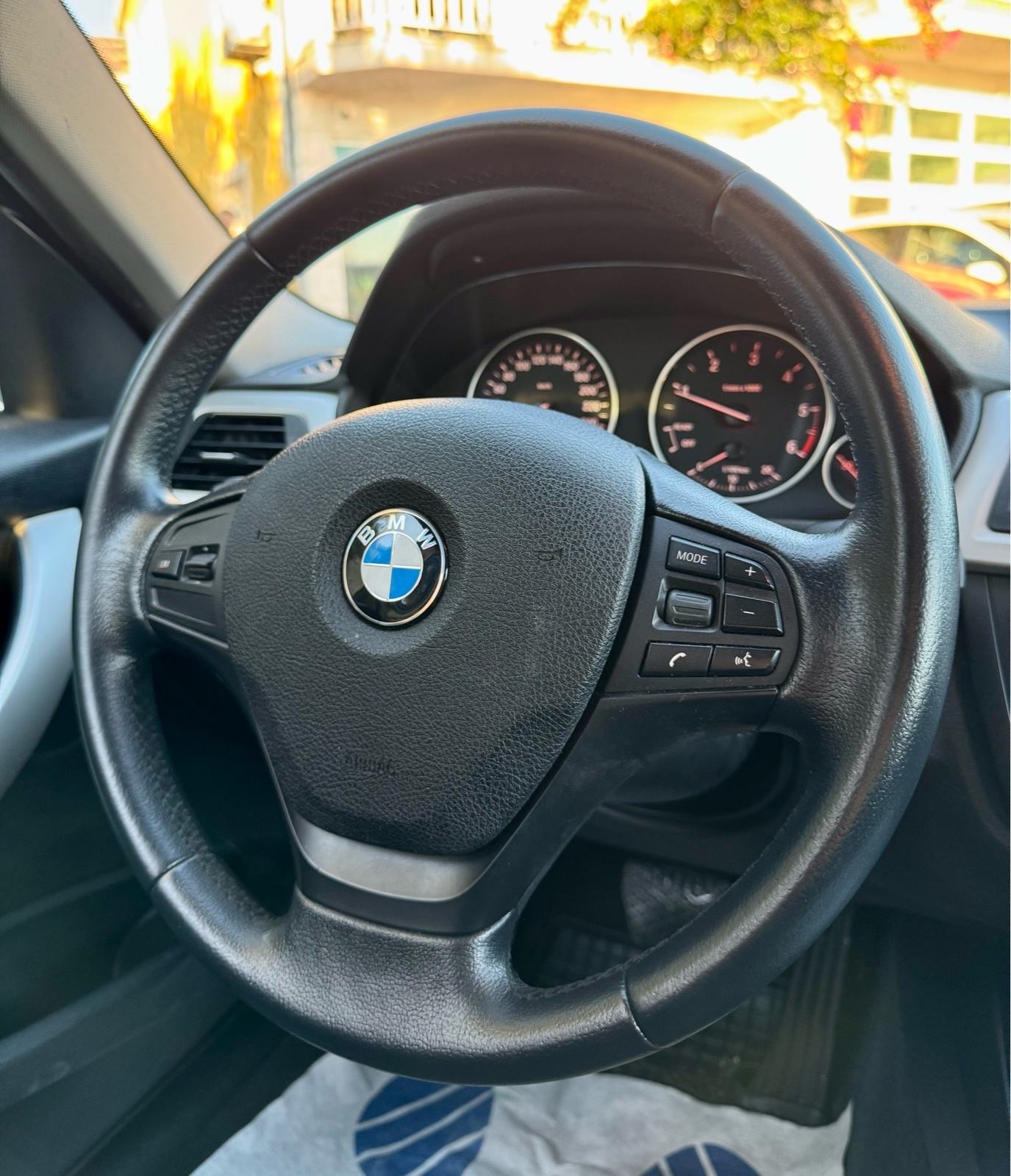BMW serija 3 318d AUTOMATIK—2015.g—VELIKI SERVIS—REG.GOD.DANA—NAVI—PDC, fotografija 15