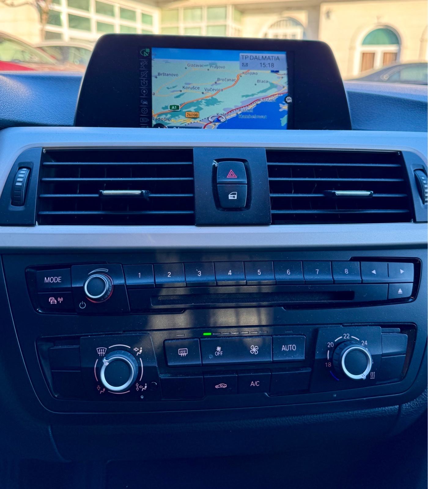 BMW serija 3 318d AUTOMATIK—2015.g—VELIKI SERVIS—REG.GOD.DANA—NAVI—PDC, fotografija 18