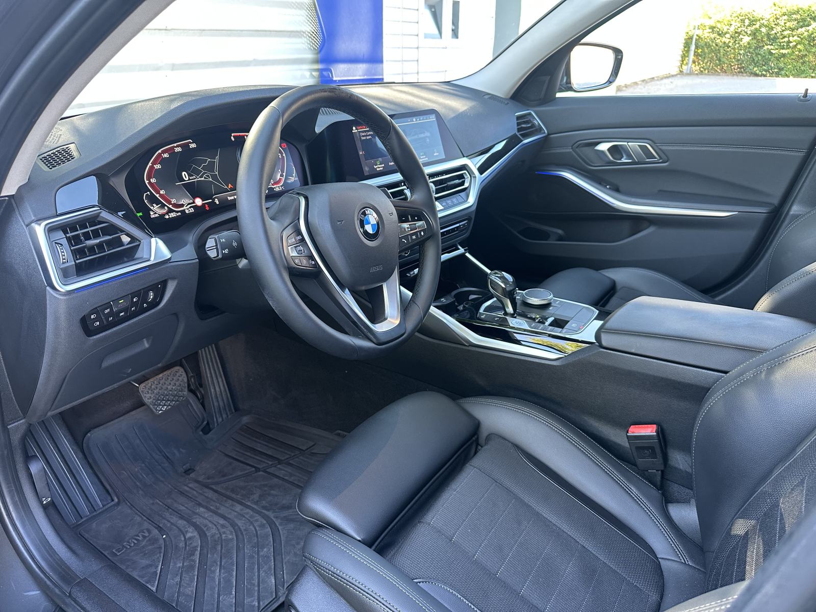 BMW serija 3 318d AUTOMATIK, DIGITALNA SERVISNA, TOP OPREMA!, fotografija 11