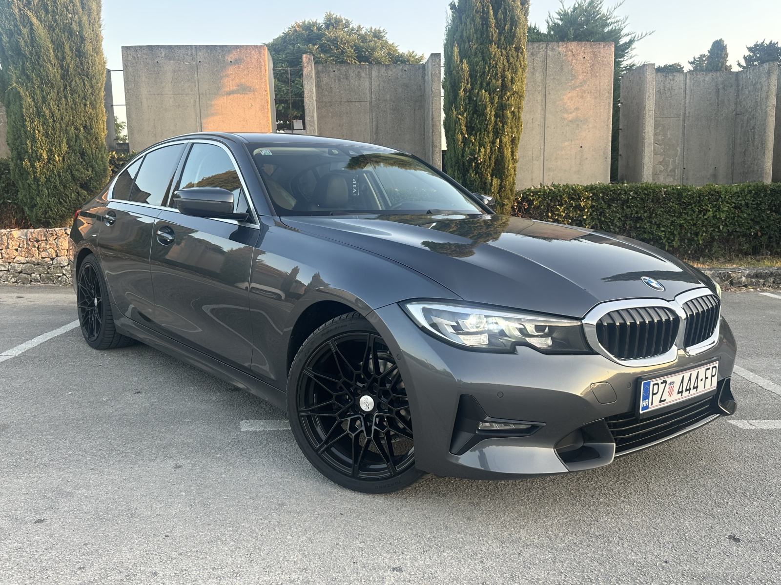BMW serija 3 318d AUTOMATIK, DIGITALNA SERVISNA, TOP OPREMA!, fotografija 2