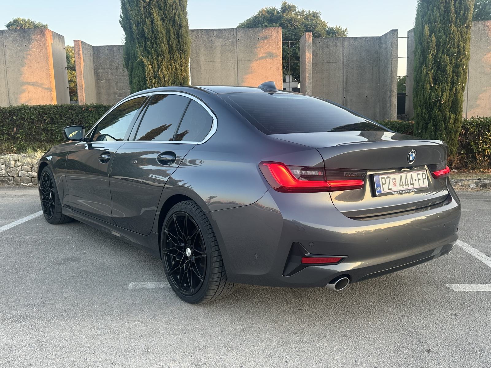 BMW serija 3 318d AUTOMATIK, DIGITALNA SERVISNA, TOP OPREMA!, fotografija 4