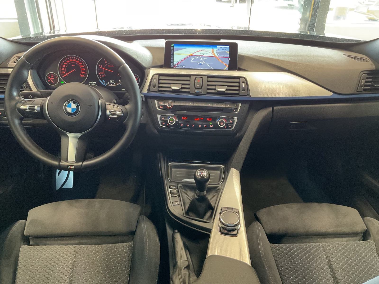 BMW serija 3 318d M-sport BiXenon navi alcantara PDCx2 kam gr.sj. TOP, fotografija 8