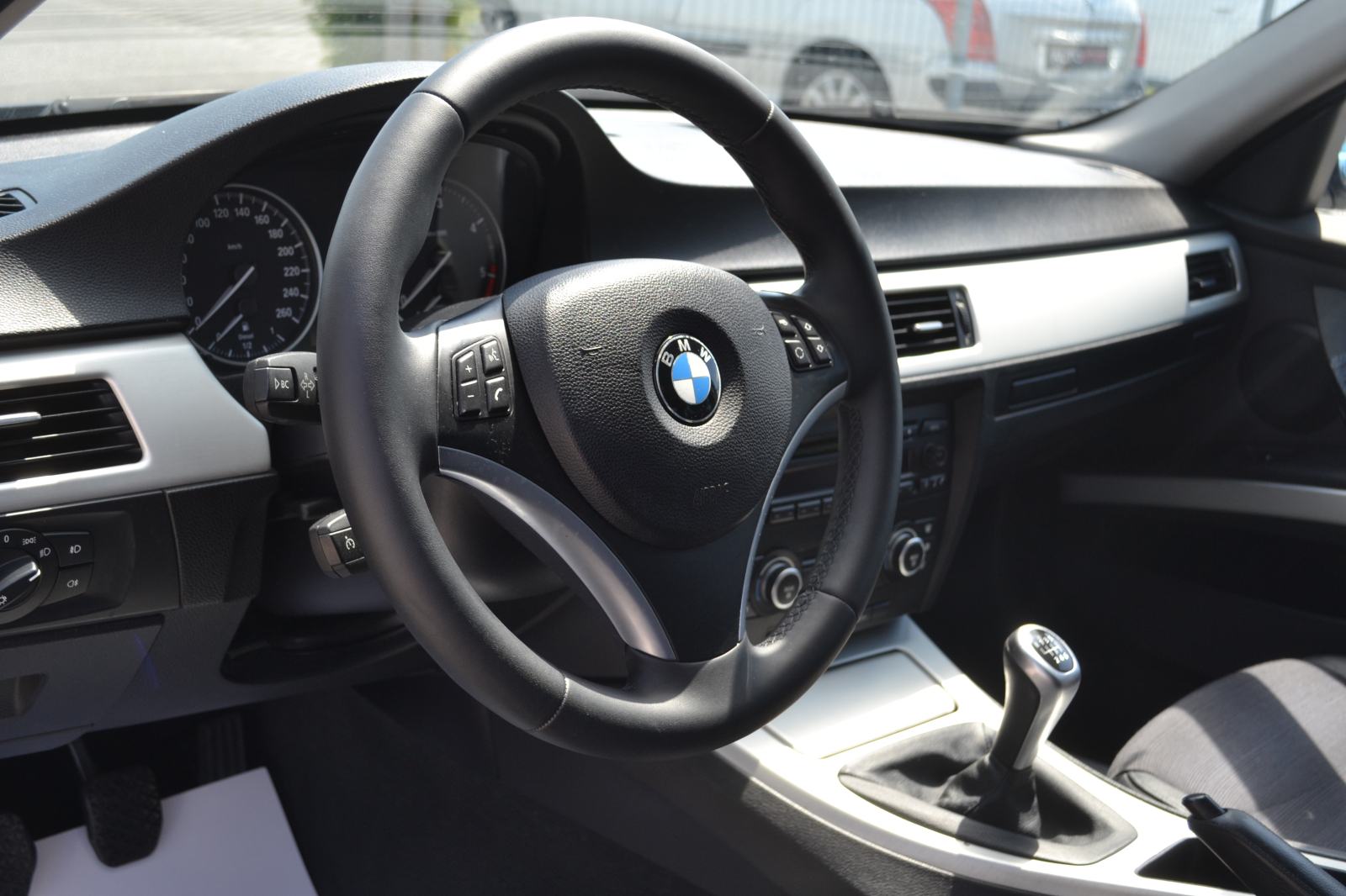 BMW serija 3 318d *** MOTOR ODLIČAN *** REGISTRACIJA PUNU GODINU ***, fotografija 8