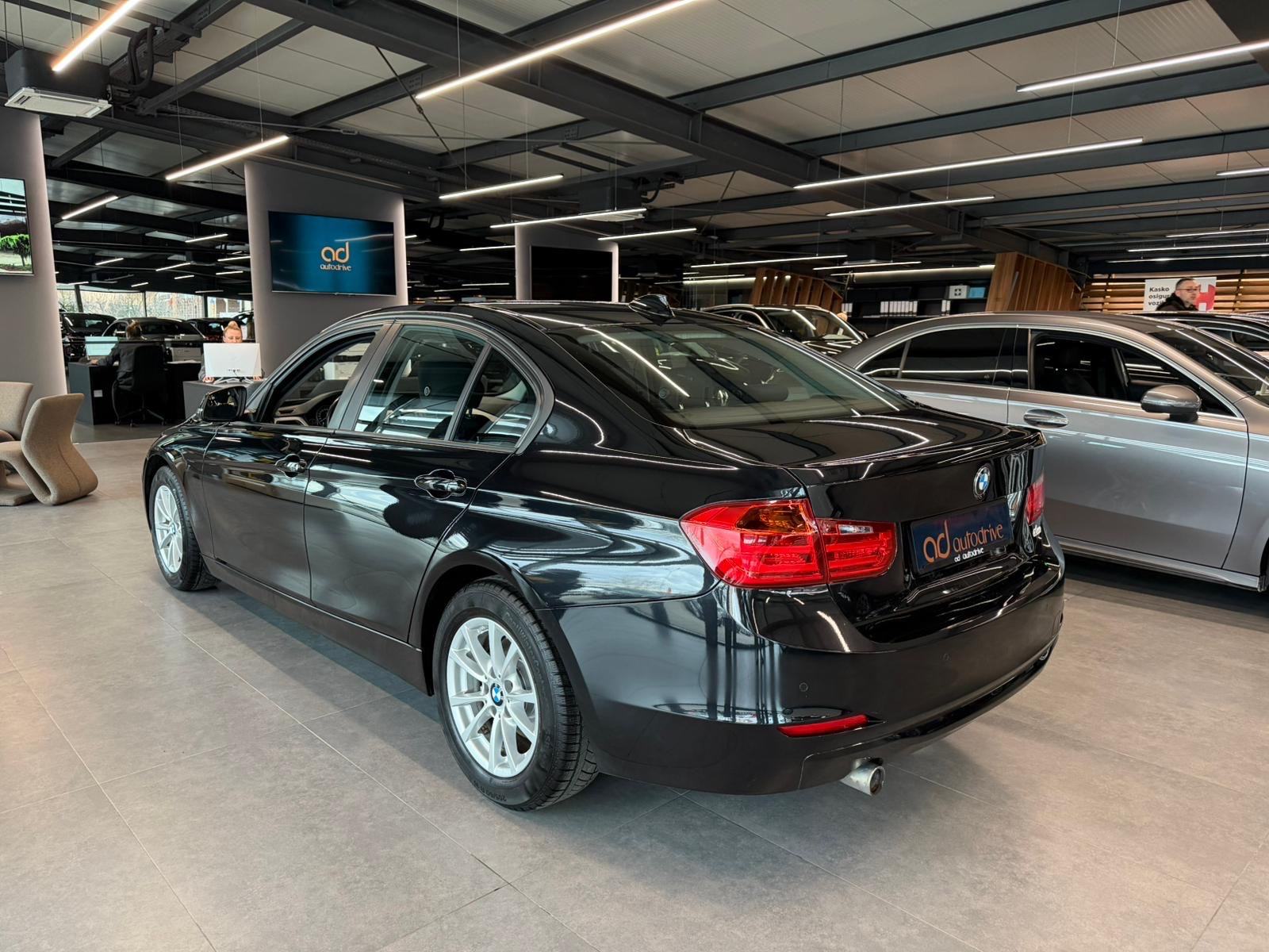 BMW serija 3 318d REGISTRIRAN • PARK. SENZORI • ALU16" • AUTOKREDIT, pogled izvana - slika 5