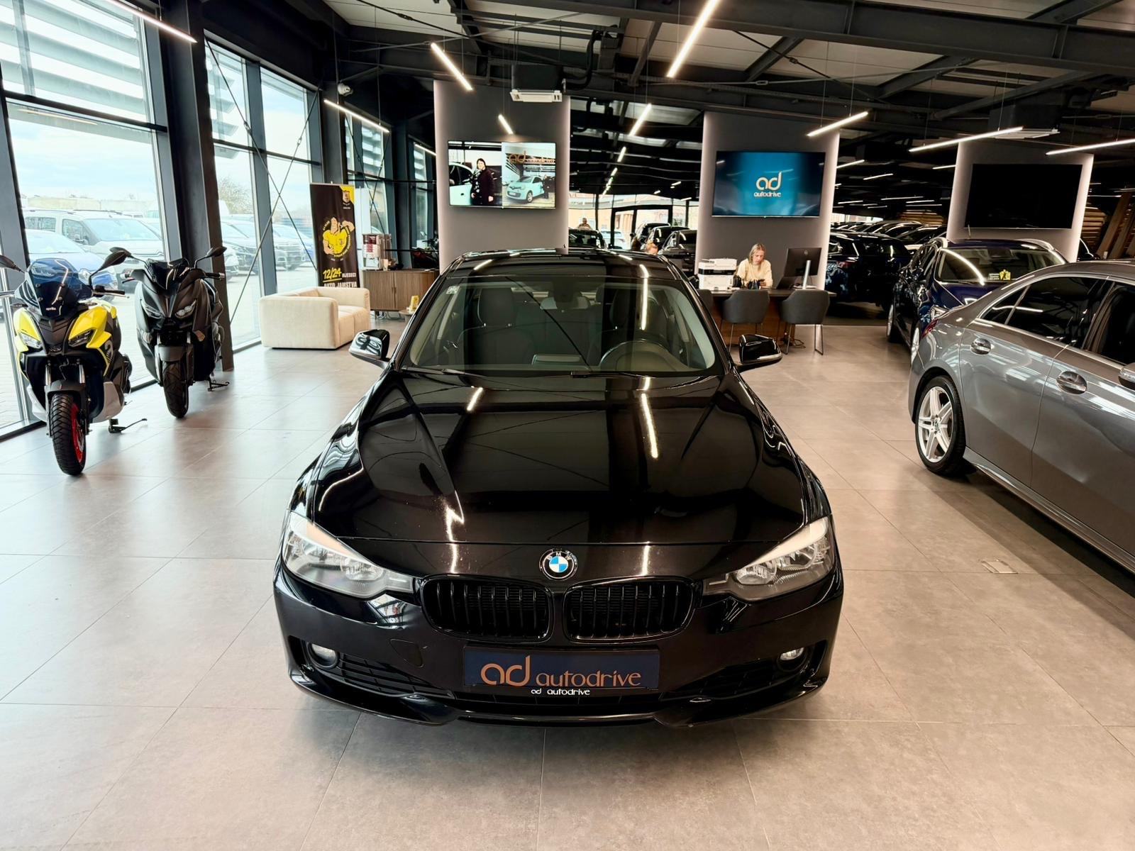 BMW serija 3 318d REGISTRIRAN • PARK. SENZORI • ALU16" • AUTOKREDIT, pogled izvana - slika 3