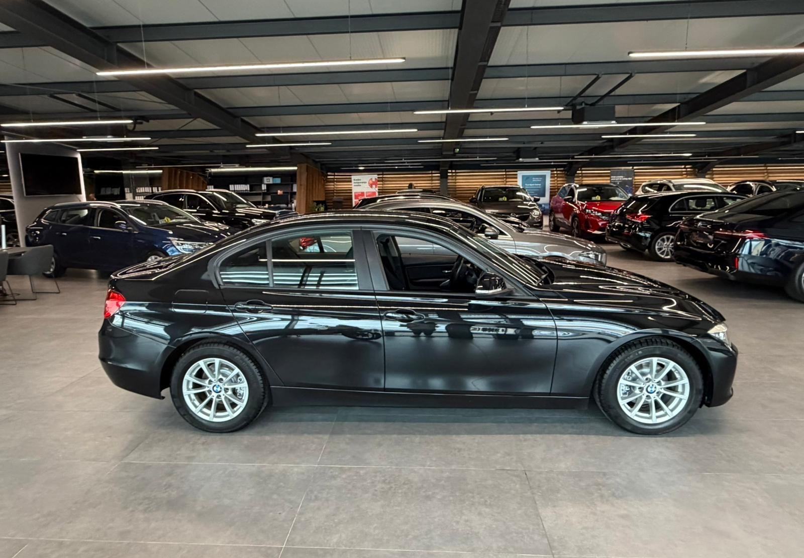 BMW serija 3 318d REGISTRIRAN • PARK. SENZORI • ALU16" • AUTOKREDIT, fotografija 8