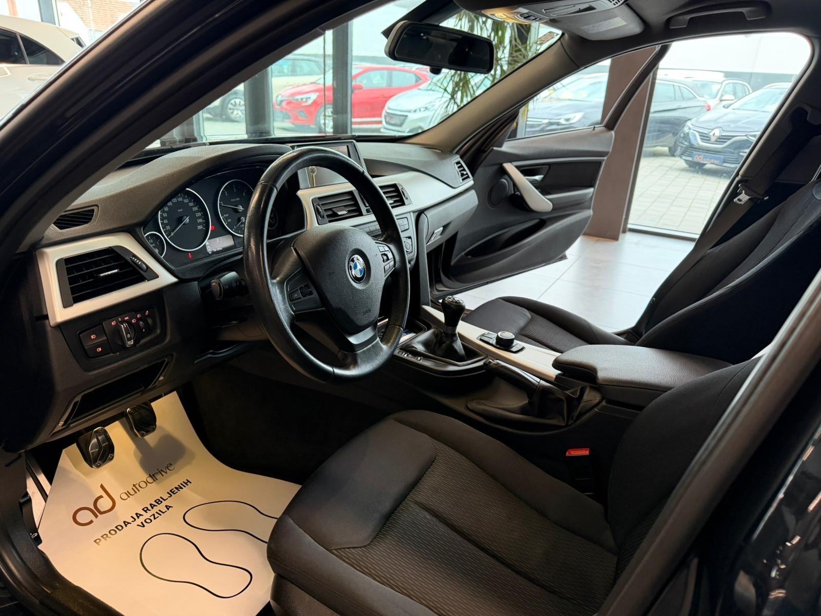 BMW serija 3 318d REGISTRIRAN • PARK. SENZORI • ALU16" • AUTOKREDIT, fotografija 12