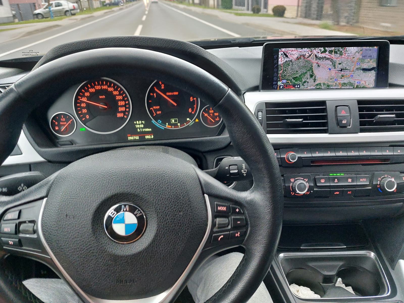 BMW F30, serija 3 318d, registriran godinu dana, fotografija 4