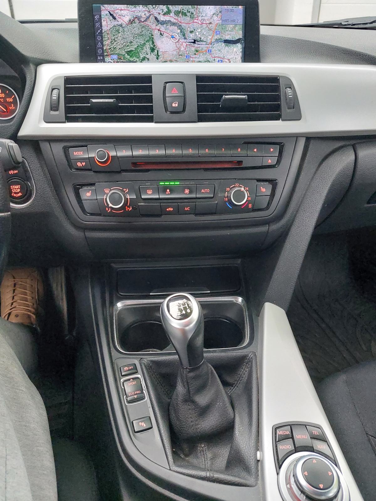 BMW F30, serija 3 318d, registriran godinu dana, fotografija 5
