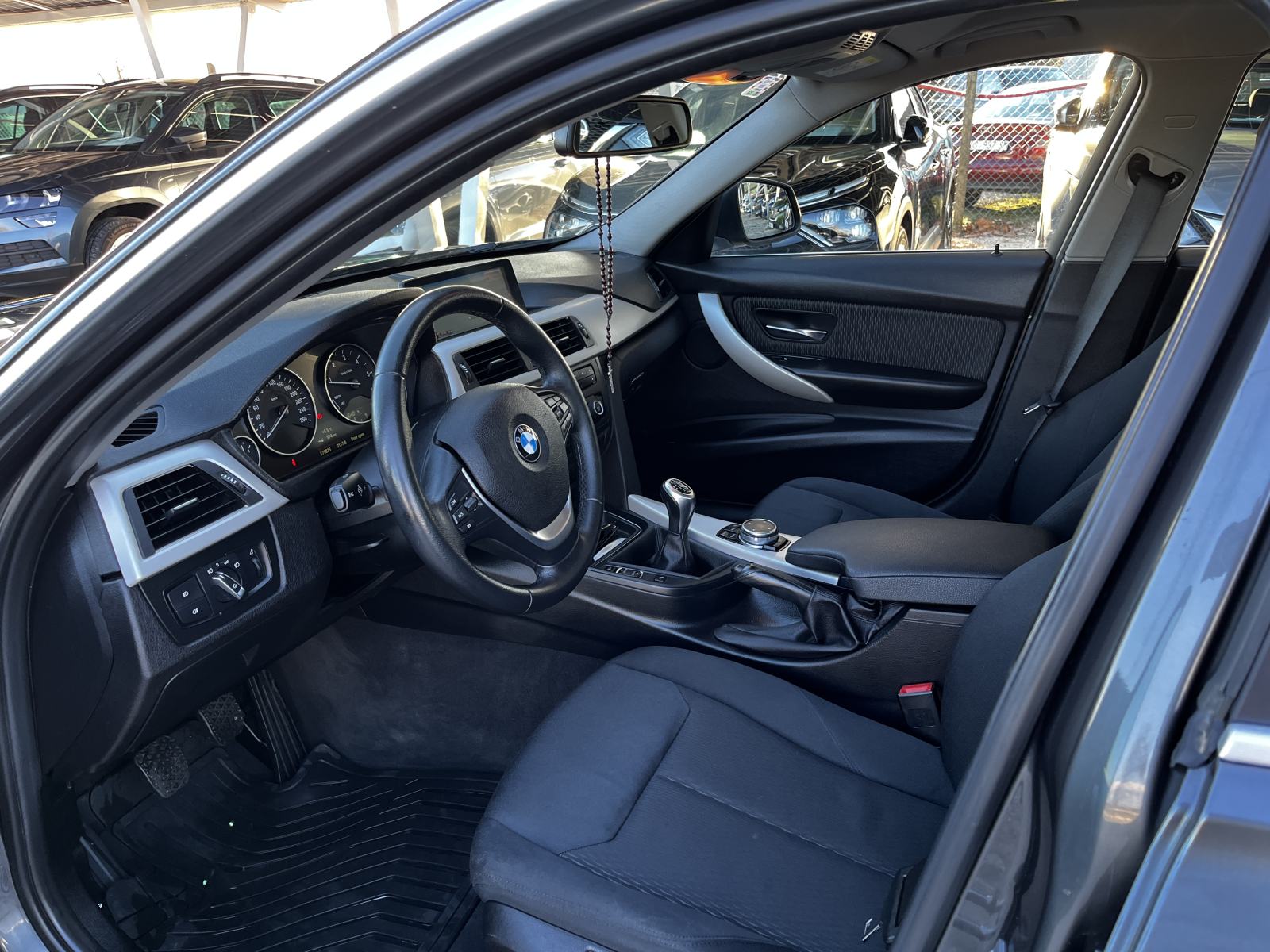 BMW serija 3 318d - NAVI,BI-XENON, NOVI LANAC, REG 11/2026, fotografija 10
