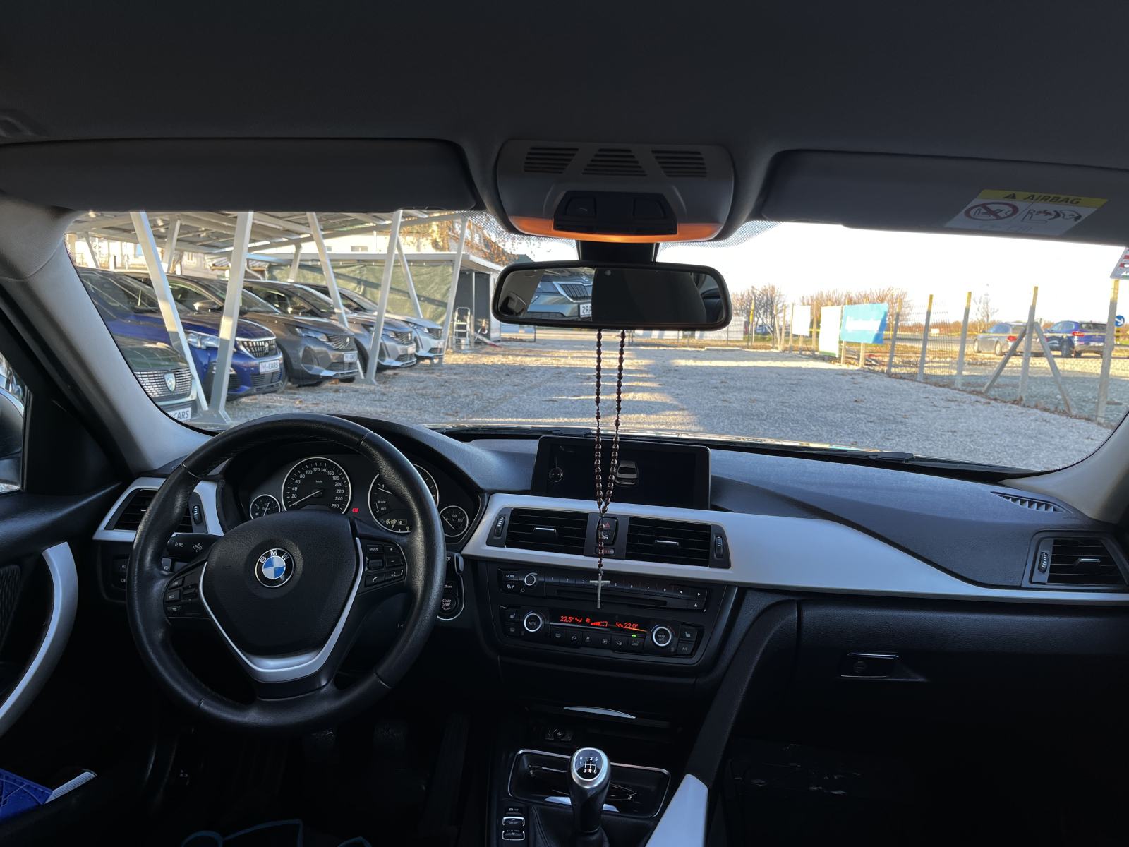 BMW serija 3 318d - NAVI,BI-XENON, NOVI LANAC, REG 11/2026, fotografija 11
