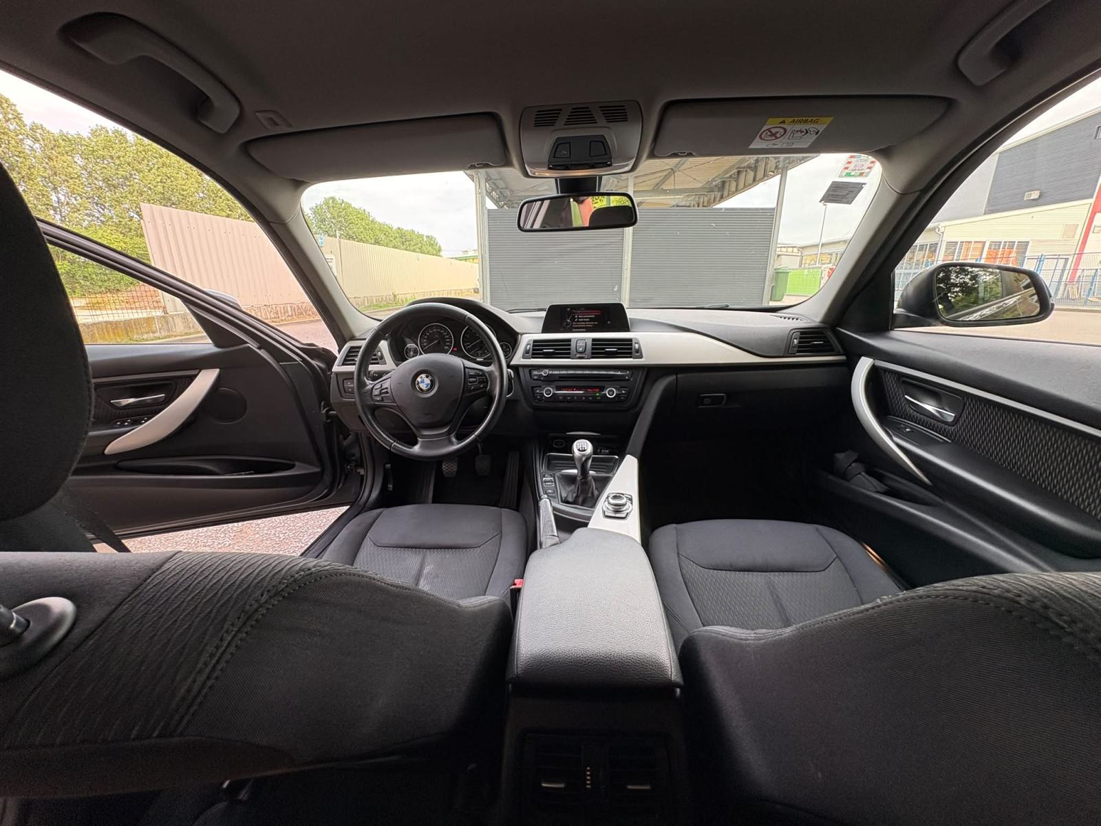 BMW serija 3 318d, fotografija 18