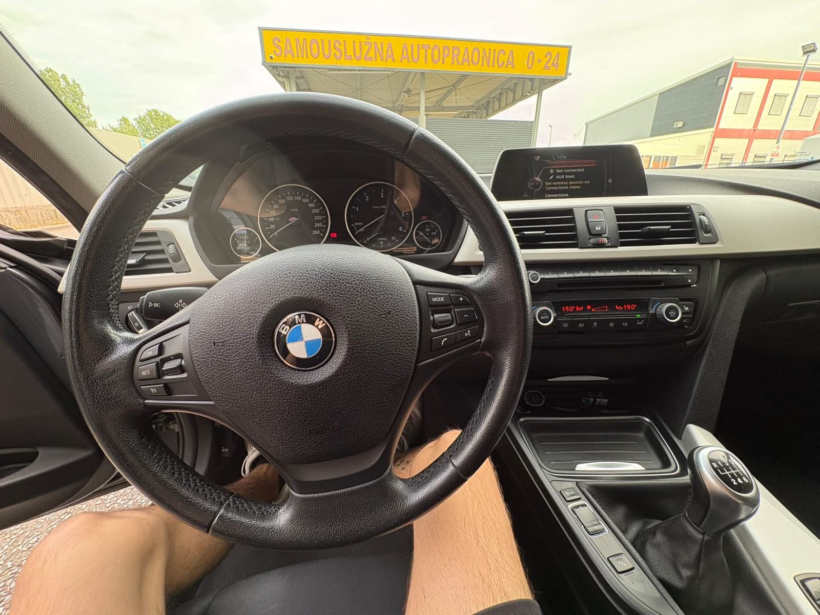 BMW serija 3 318d, fotografija 14