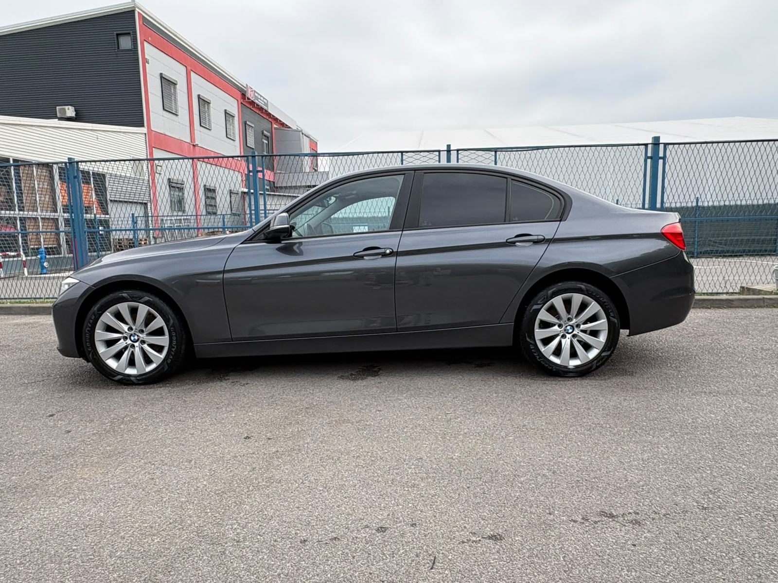 BMW serija 3 318d, fotografija 8