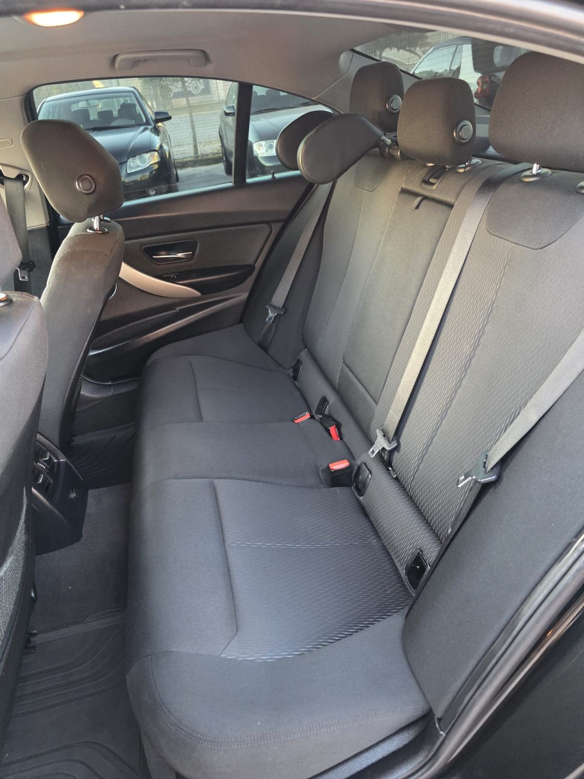 BMW serija 3 318d, fotografija 11