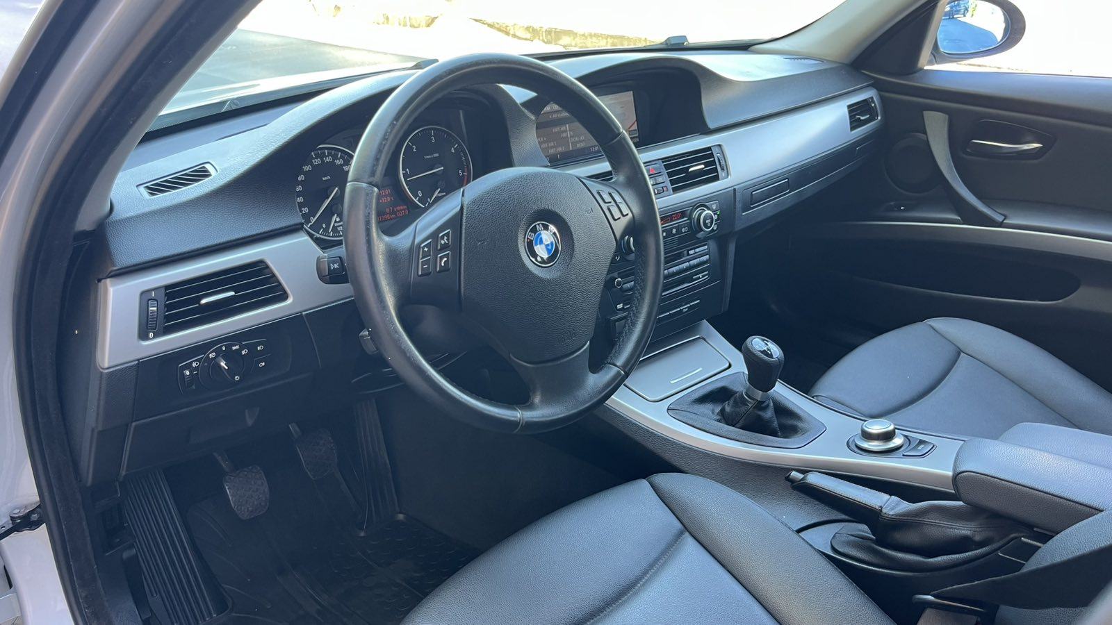 BMW serija 3 318d touring Karavan NAVI, KUKA, KOŽA, TEMPOMAT, KARTICE, fotografija 9
