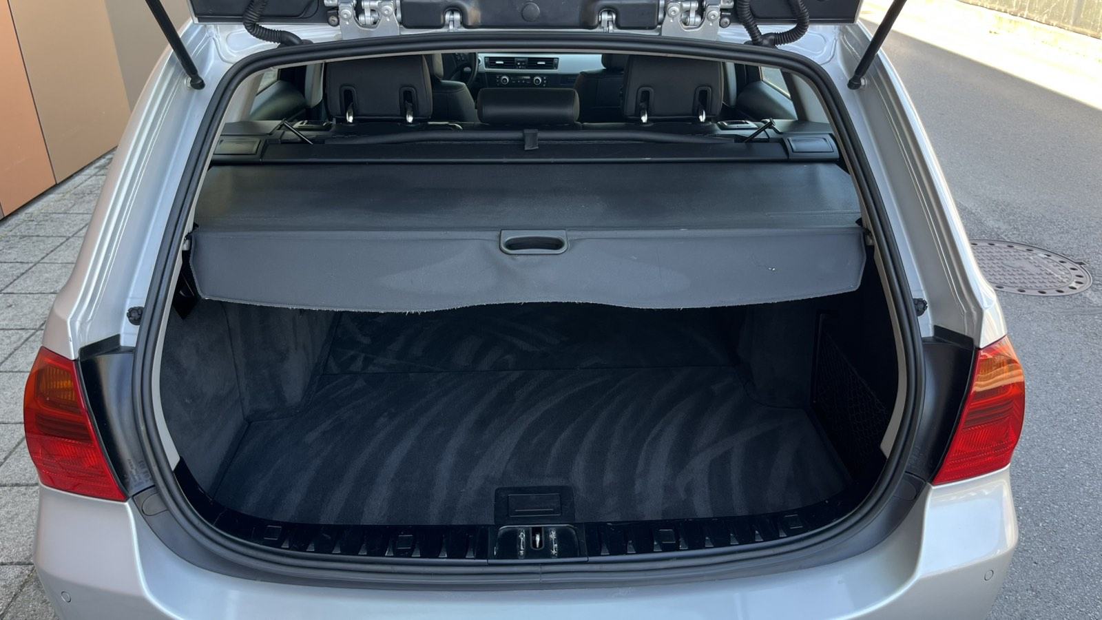 BMW serija 3 318d touring Karavan NAVI, KUKA, KOŽA, TEMPOMAT, KARTICE, fotografija 17