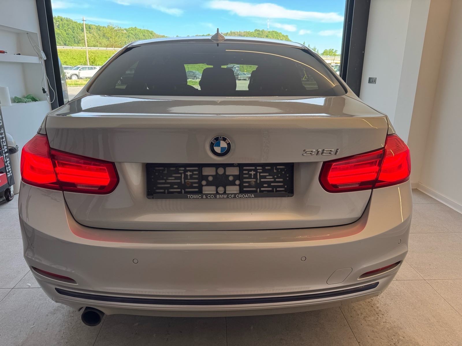 BMW 318i Sportline Automatik 2018.; Nije uvoz; Navi; Kamera; Reg 03/27, fotografija 4