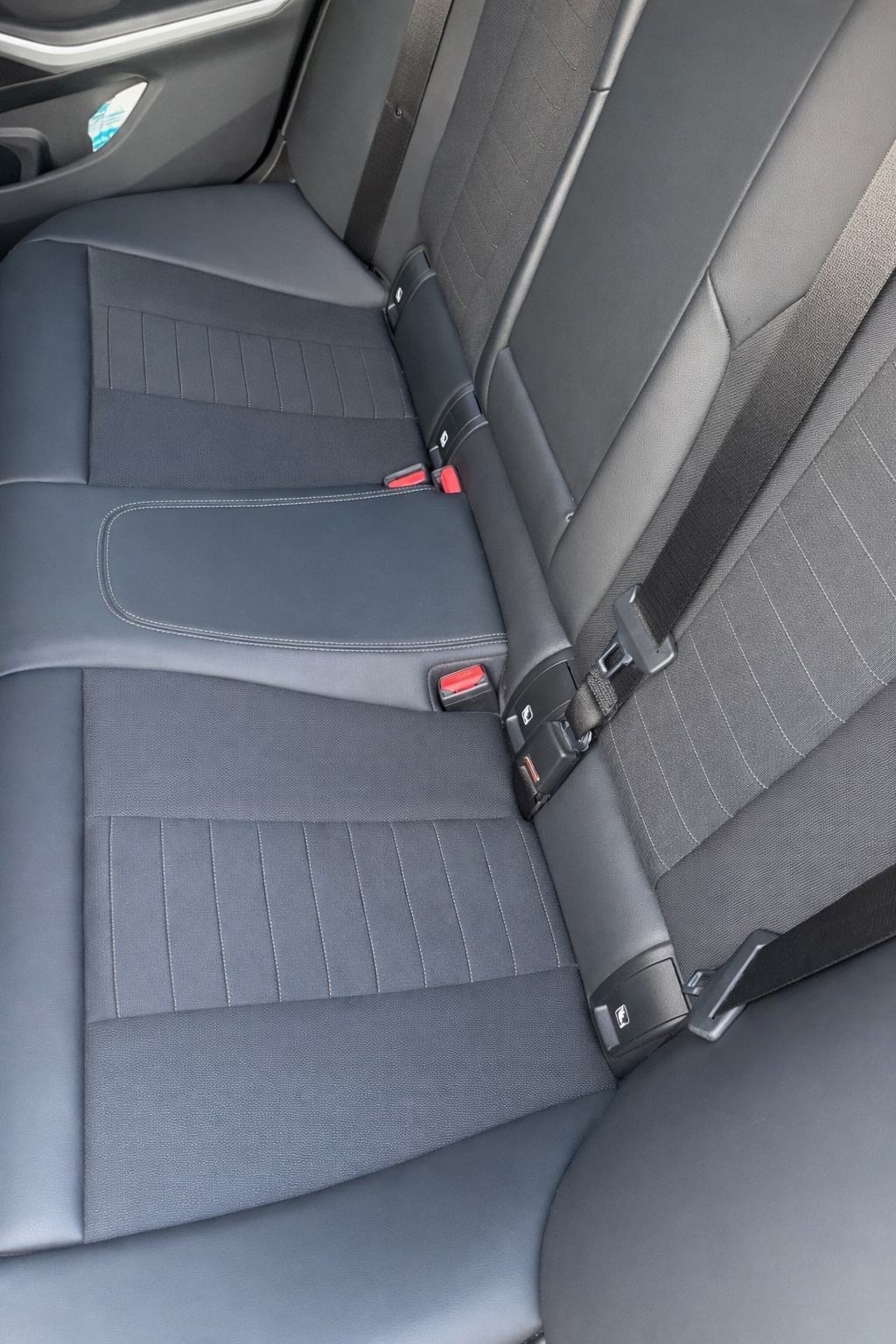 1. vl. BMW 320d Advantage sedan automatic, mild-hybrid, fotografija 10
