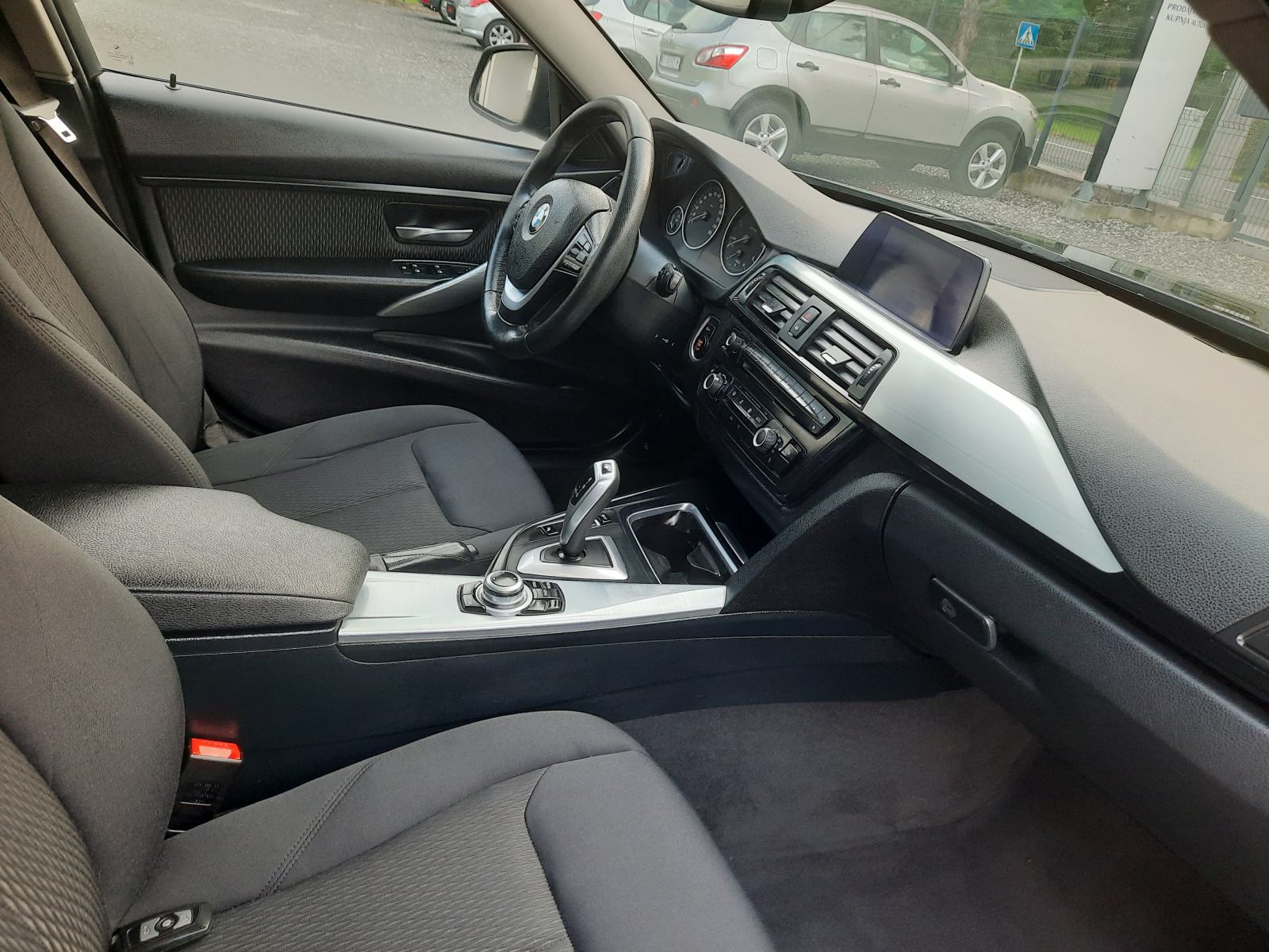 BMW serija 3 320d automatik-PUNO OPREME,ODLIČAN AUTO !, fotografija 14