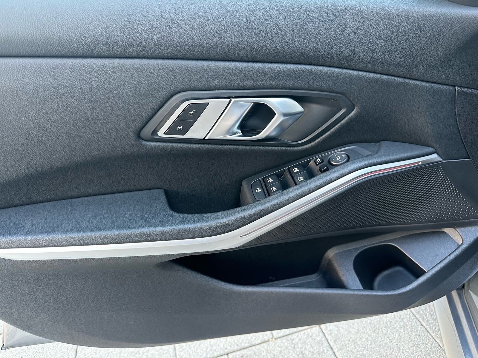 BMW serija 3 320d M paket **KEYLESS*STRAŽNJA KAMERA*VIRTUAL*KOŽA**, fotografija 11