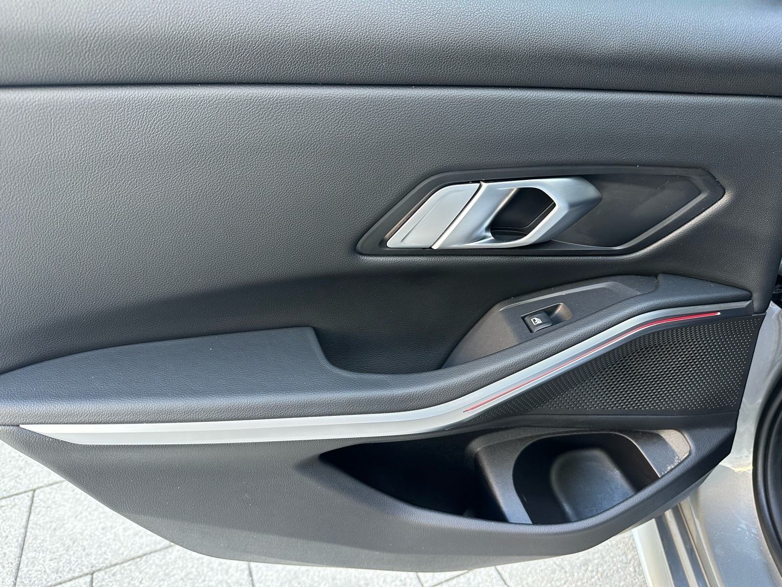 BMW serija 3 320d M paket **KEYLESS*STRAŽNJA KAMERA*VIRTUAL*KOŽA**, fotografija 12