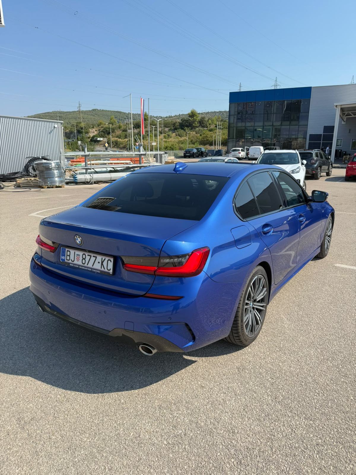 BMW 320d xDrive M Sport – Portimao Blue, fotografija 2