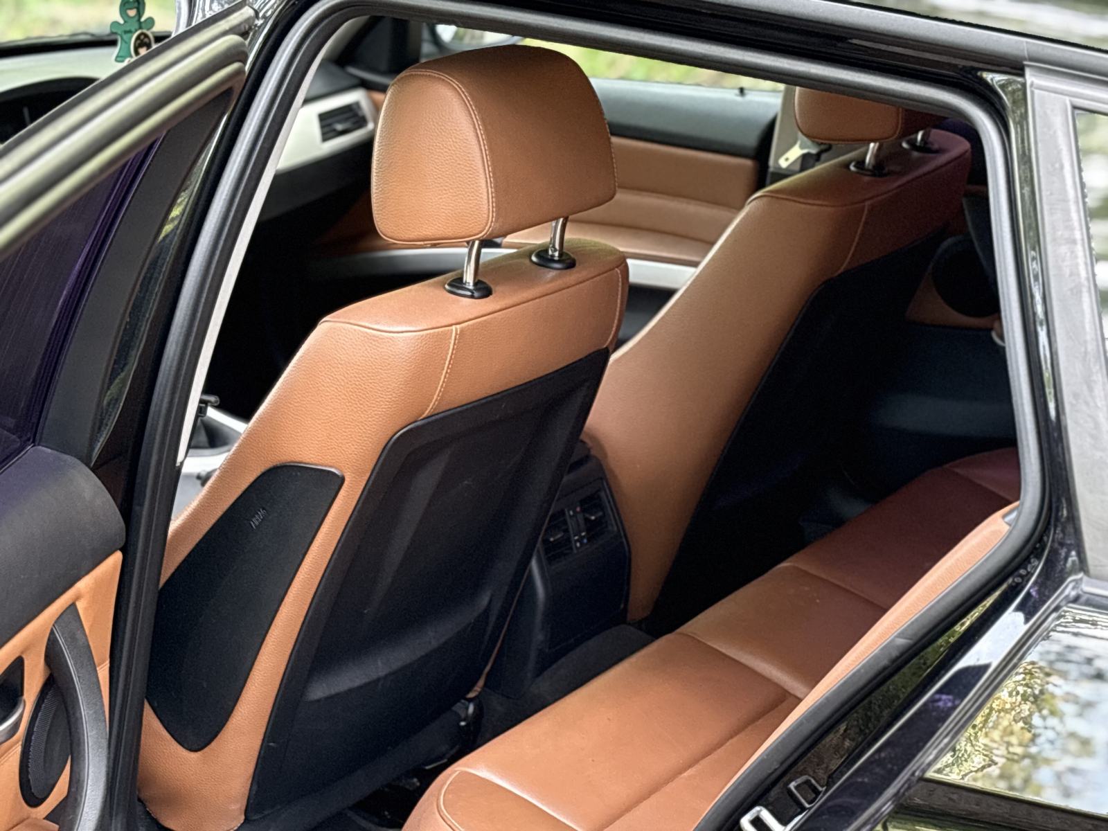 BMW serija 3 320d Tipke na volanu, Grijana sjedala, Dvozonska klima, fotografija 14