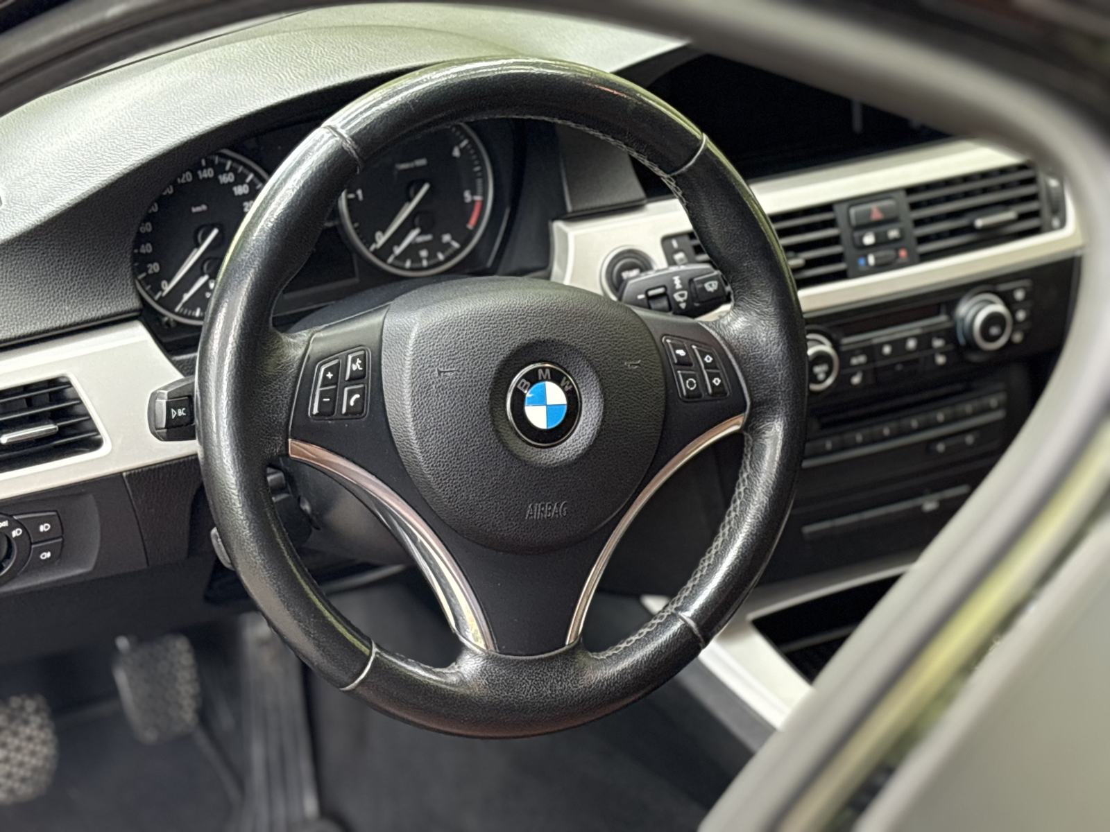 BMW serija 3 320d Tipke na volanu, Grijana sjedala, Dvozonska klima, fotografija 15