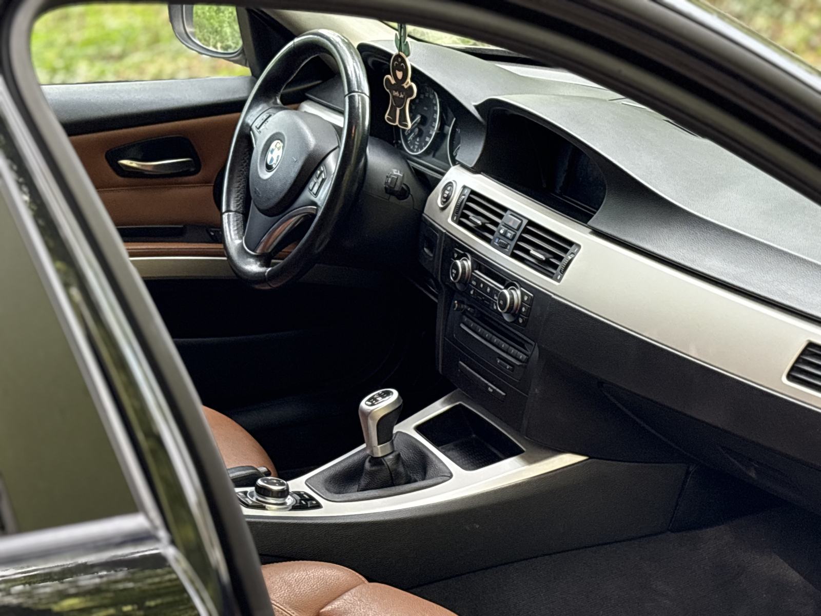 BMW serija 3 320d Tipke na volanu, Grijana sjedala, Dvozonska klima, fotografija 9