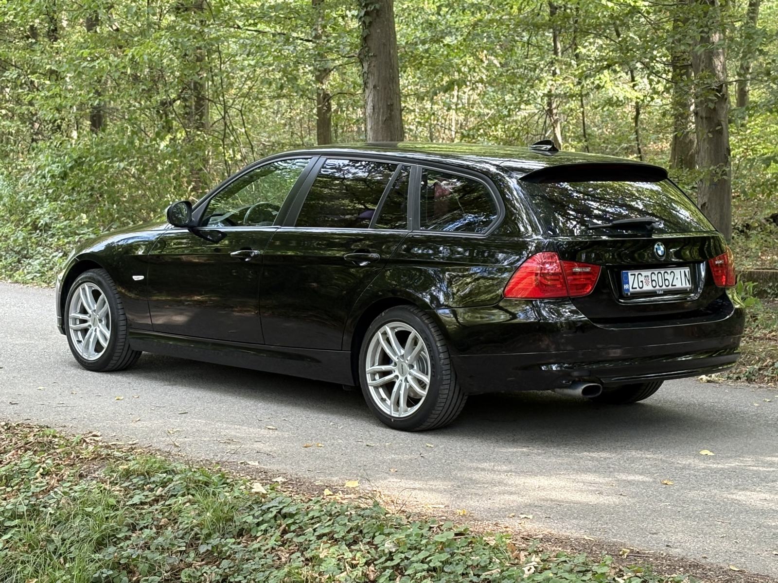 BMW serija 3 320d Tipke na volanu, Grijana sjedala, Dvozonska klima, fotografija 3