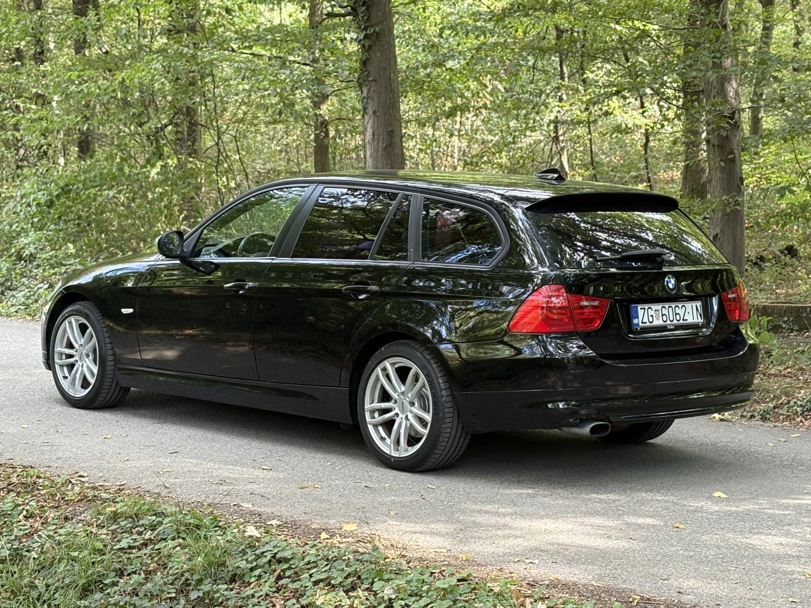 BMW serija 3 320d Tipke na volanu, Grijana sjedala, Dvozonska klima, fotografija 6