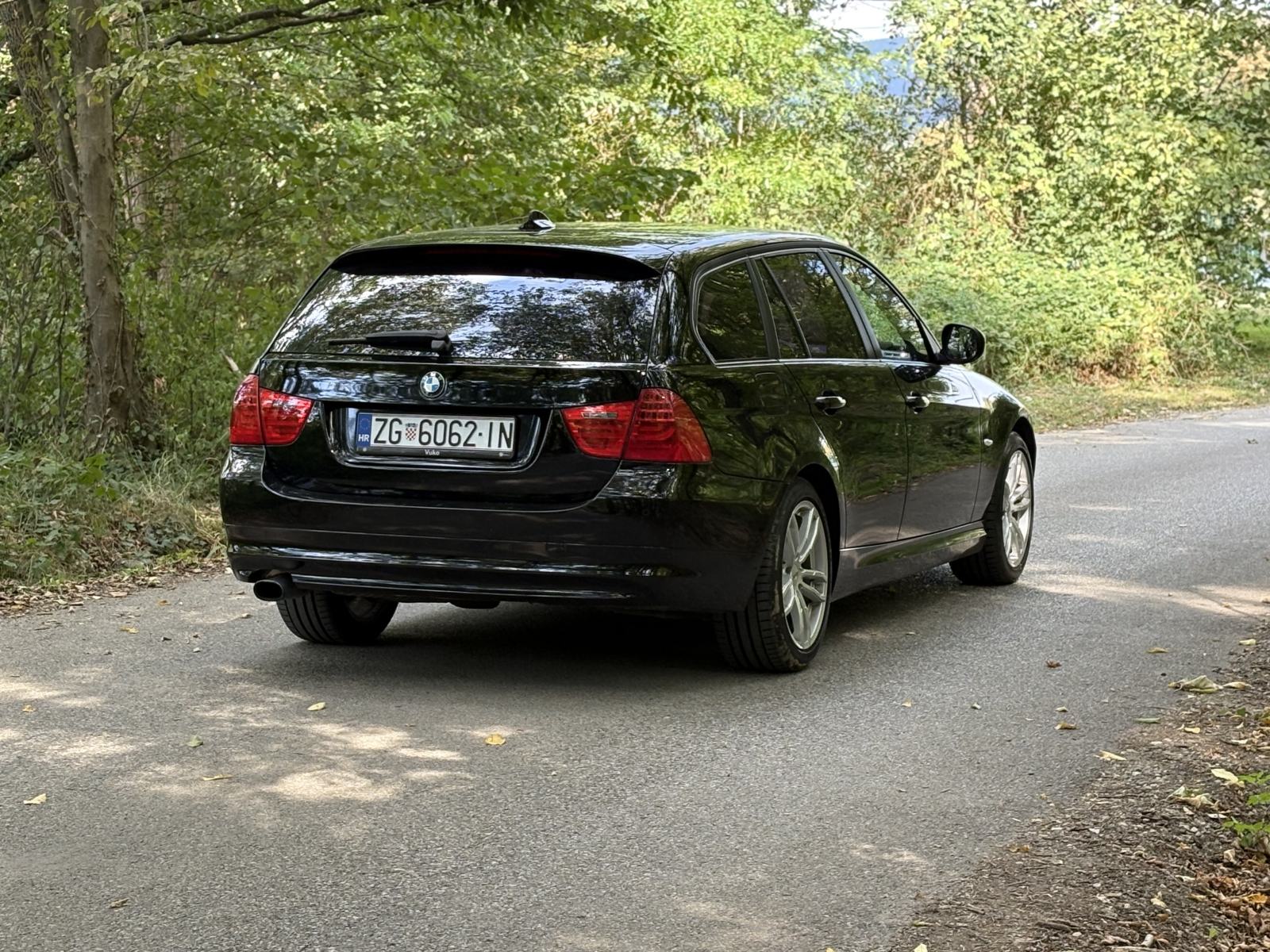 BMW serija 3 320d Tipke na volanu, Grijana sjedala, Dvozonska klima, fotografija 5