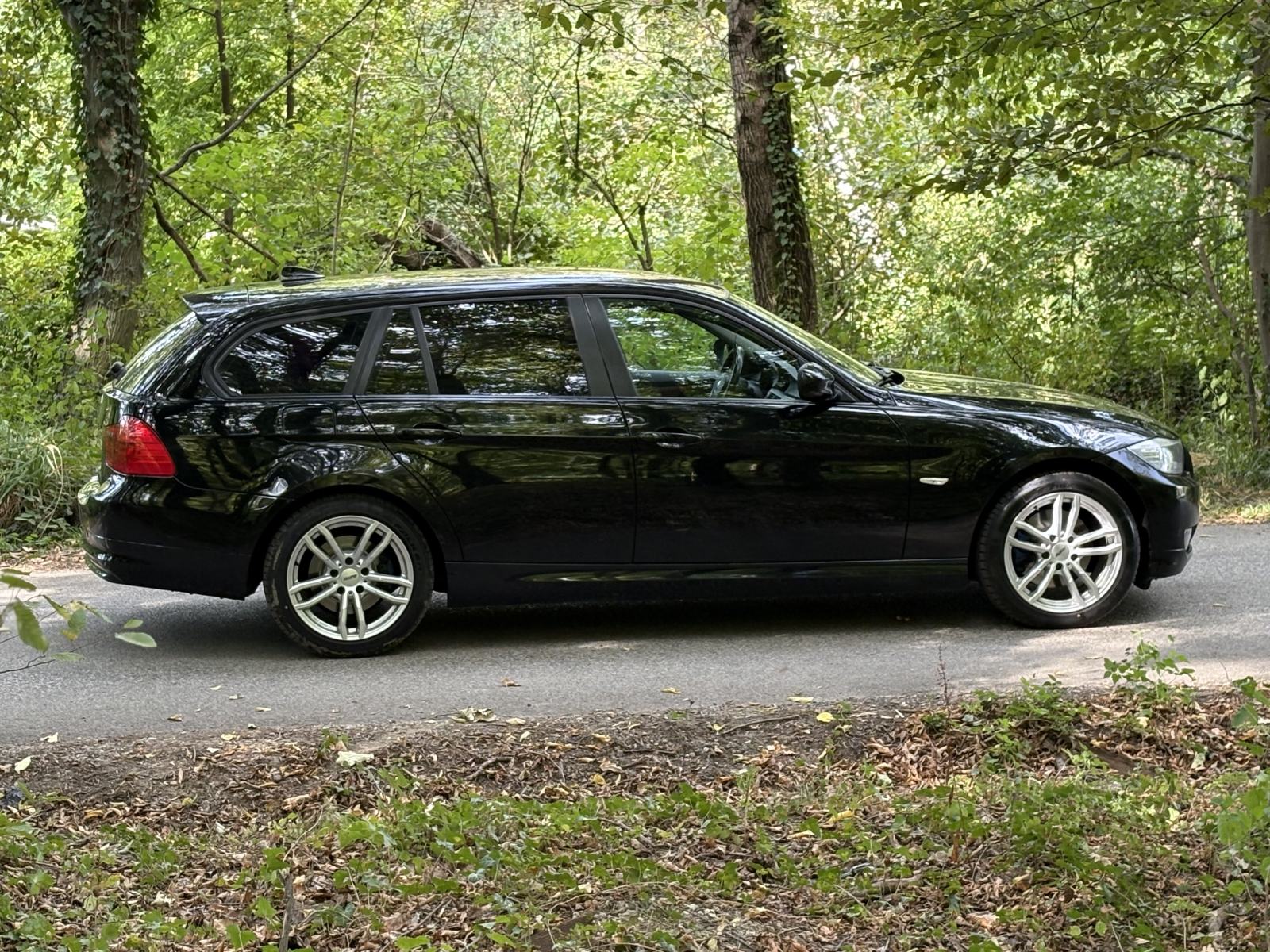 BMW serija 3 320d Tipke na volanu, Grijana sjedala, Dvozonska klima, fotografija 1