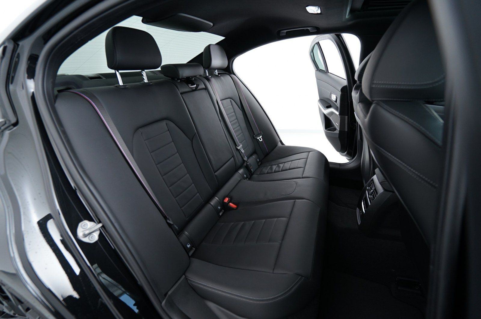 BMW serija 3 330d xDrive M-Sport, fotografija 9
