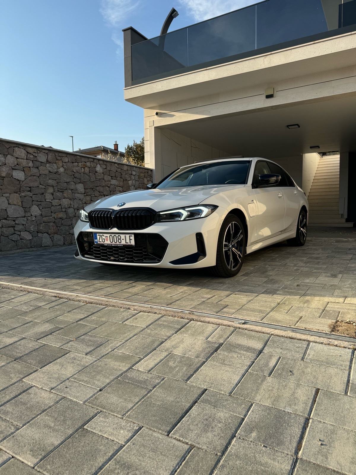 BMW 330e / M sport pro / Laser / 360 kamera, pogled izvana - slika 1