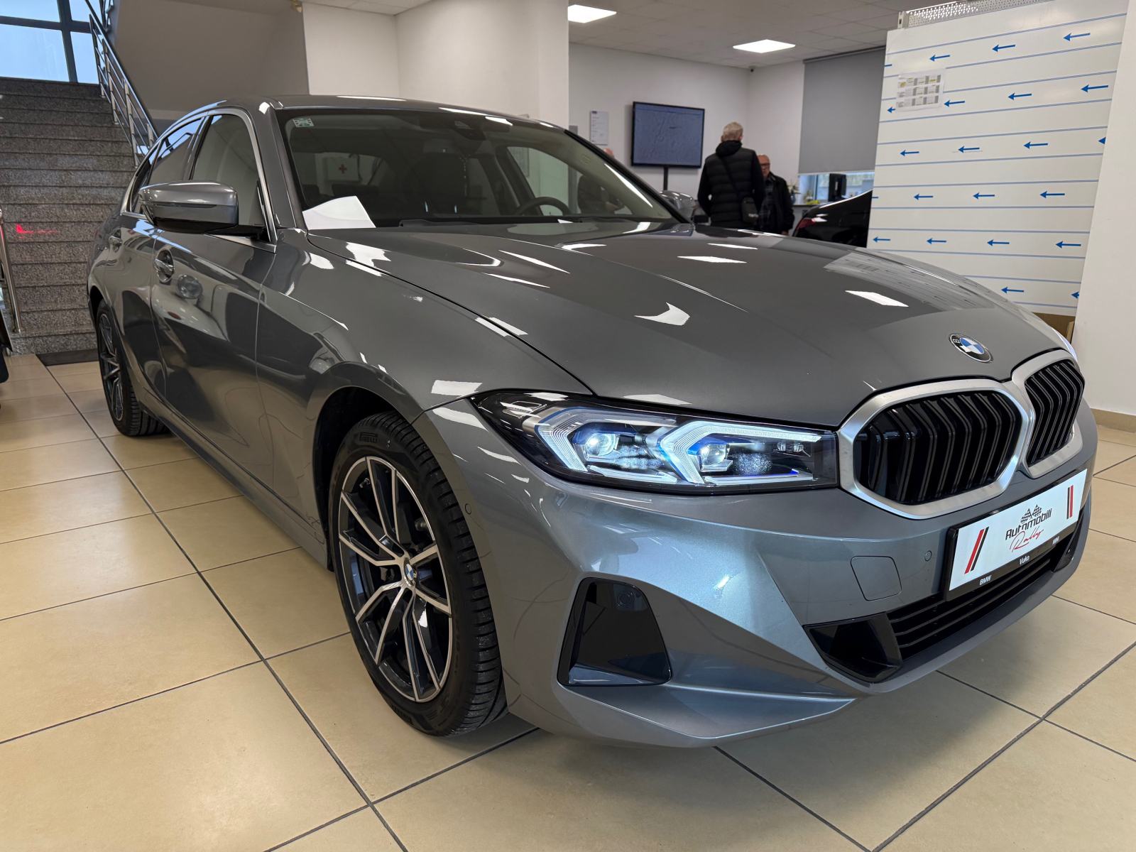 BMW serija 3 330i //SAMO 30.000 km//, fotografija 2