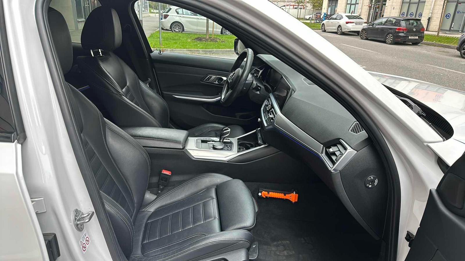 BMW serija 3 330i, fotografija 13